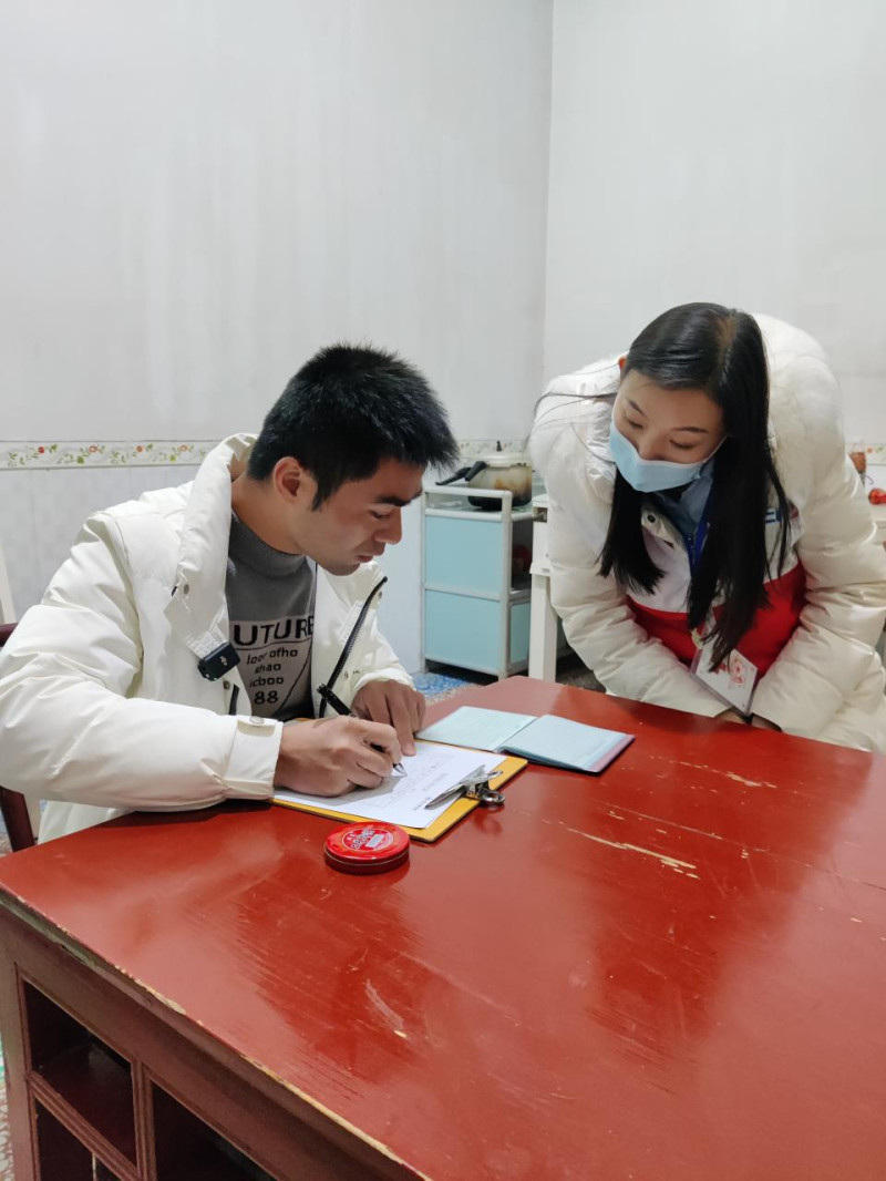 在工作人员的协助下，刘先生签署《遗体角膜捐献确认登记表》，捐献宝宝的遗体和眼角膜。均为长沙晚报通讯员 杨丽红 潘爱华 供图