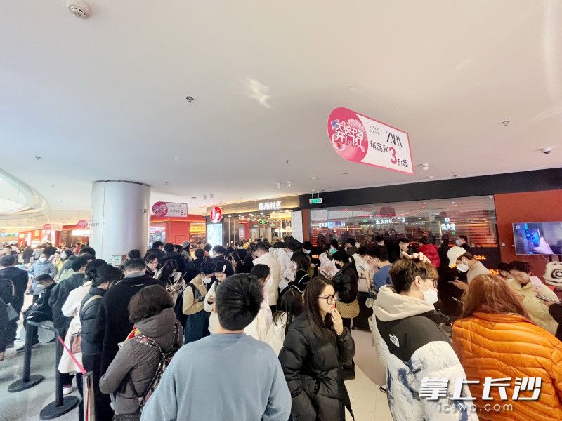春节期间，长沙大悦城迎来新一波客流高峰，多家餐饮门店从上午11时就排起长队。