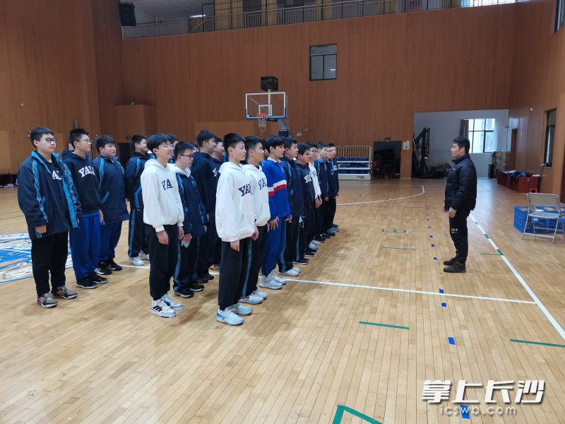 今日体育课上，周志运老师带领学生进行篮球传球组合练习。学校供图