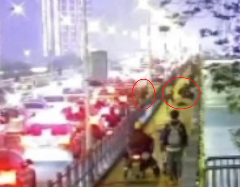 特警翻越栏杆，跑向桥面人行道救助。 视频截图