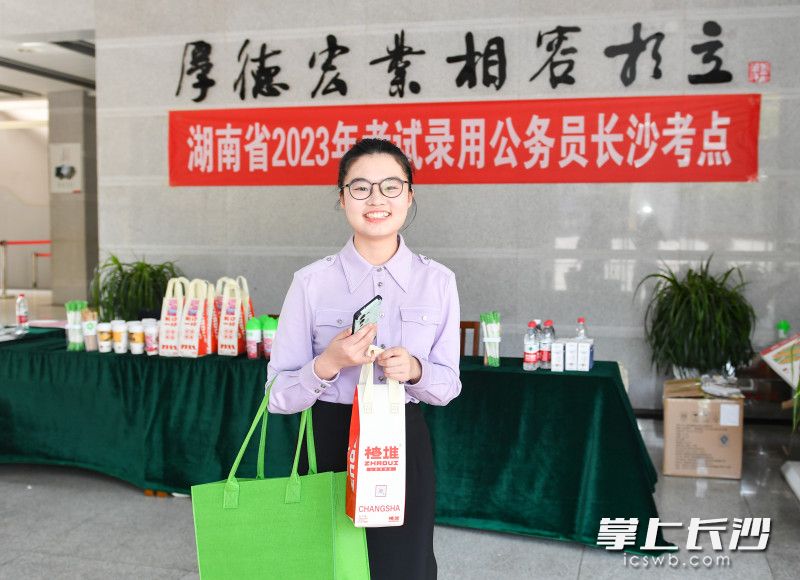 湖南省2023年公务员招录长沙考点集中面试，考点给考生安排网红奶茶和暖心“表白”，向青年人才发出春天的邀约。