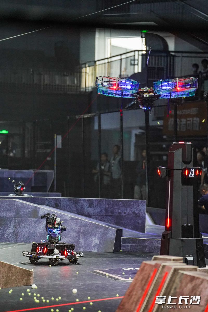 “空中机器人”与地面“步兵”机器人正面对抗。