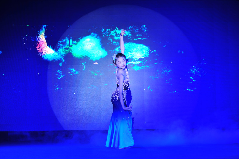 张佳旋小朋友正在表演傣族舞《回响》。