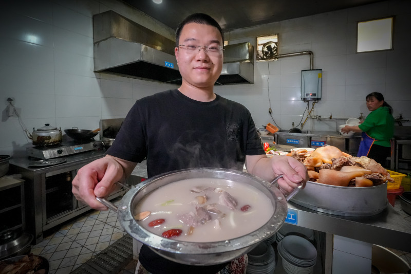 在宁乡资福带皮牛肉农庄，新一代美食传承人喻峰也掌握了烹制秘诀。  均为长沙晚报全媒体记者 陈飞 摄