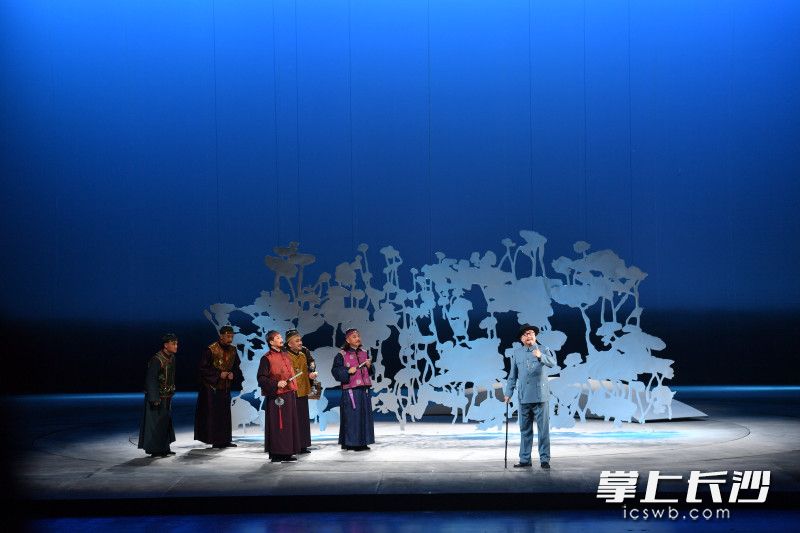 5月31日，湘剧《夫人如见》还将在梅溪湖国际文化艺术中心大剧院演出一场。