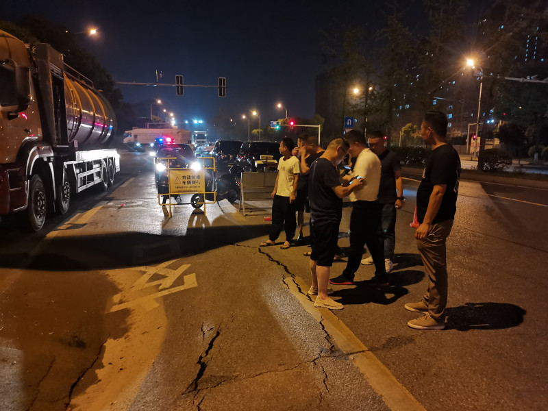 工作人员对事故地进行围挡。均为长沙晚报通讯员 徐雨薇 摄