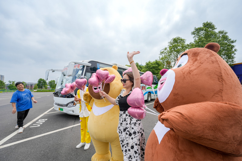 长沙方特旅游直通车成功首发，打扮成熊大和熊二的人偶迎接首批体验游客。