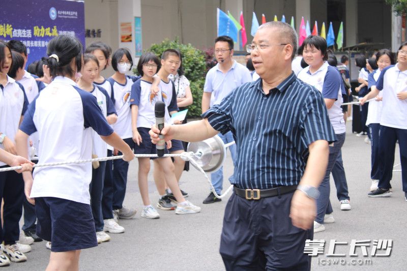 陈水章老师指导学生“科技拔河”。