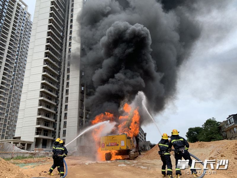 现场，消防救援人员对挖掘机火势进行扑救。长沙晚报通讯员 严锴 供图
