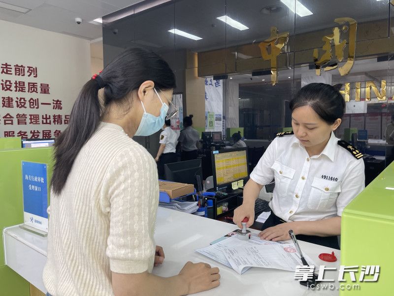 6月2日，海关工作人员为湖南出口产品签发RCEP原产地证书。长沙晚报通讯员 林俊 供图