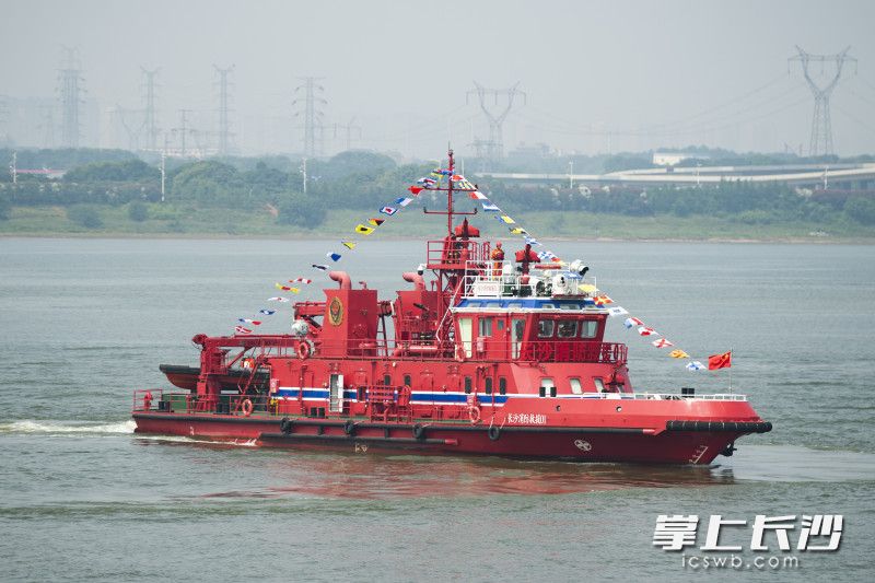 6月2日，“长沙消防救援01号”消防艇正式入列，投入执勤。均为长沙晚报全媒体记者 黄启晴 摄