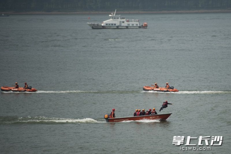 消防救援人员利用冲锋舟和橡皮艇开展水上救援演习。