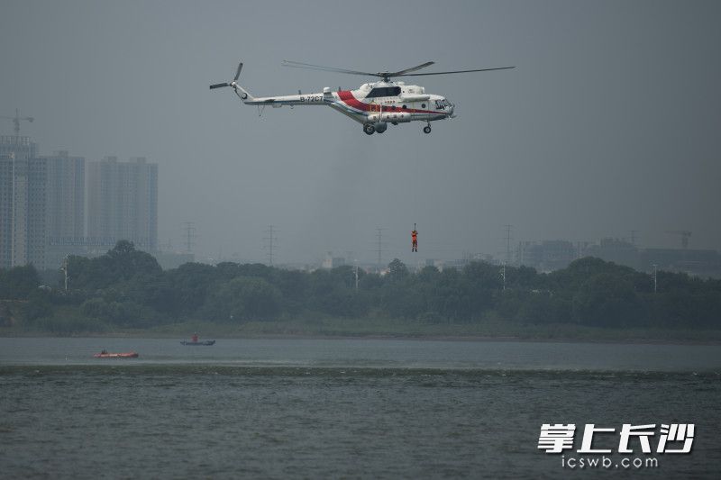 直升机出动，消防救援人员索降入水实施救援。