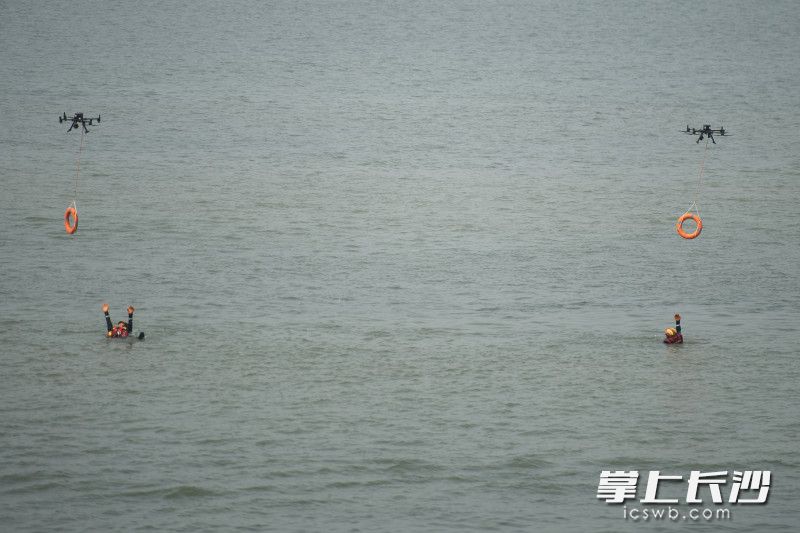 两台无人机向“落水者”精准抛投救生圈。