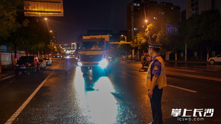 1日晚，长沙城管综合执法支队执法人员对渣土运输车辆进行检查。均为长沙晚报全媒体记者 冯启阳 摄