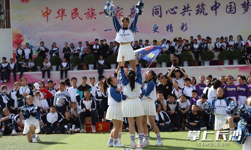 体育文化节学生啦啦操表演。