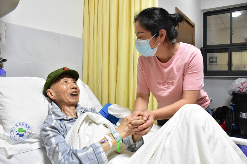 6月6日，刘伟华再次来到病房，看望86岁的刘志安老人。长沙晚报通讯员 陈湘意 摄