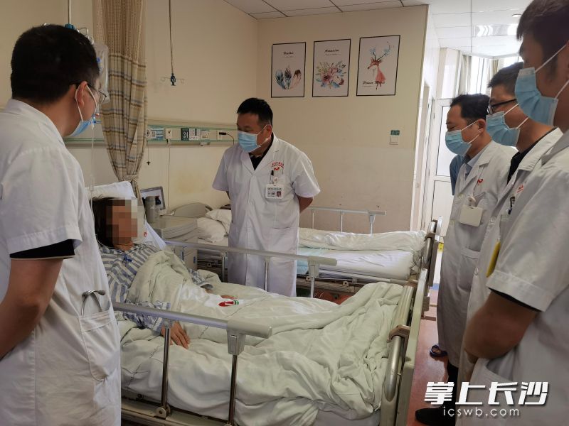 王文祥（左3）在查房中仔细询问患者情况。均为受访者供图
