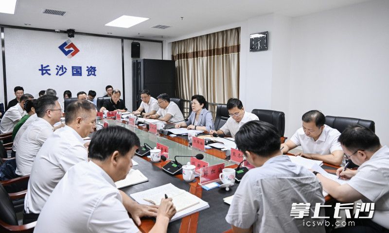 吳桂英聽取相關匯報并主持召開座談會。