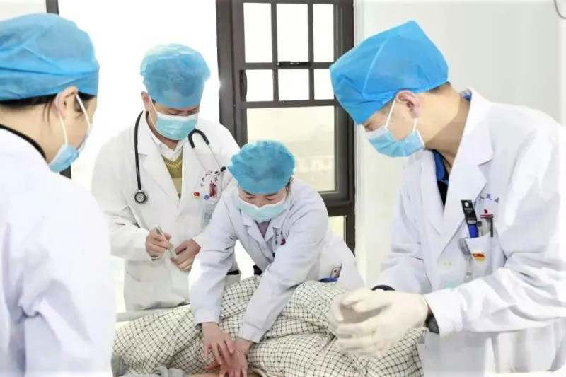 贺斌（左二）带领医疗团队对患者进行体格检查。