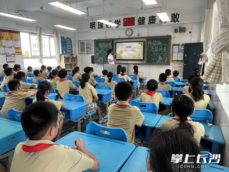 东塘街道社区卫生服务中心的医生来到育新小学，围绕秋季常见的呼吸道传染病为孩子们上了一堂健康教育课。