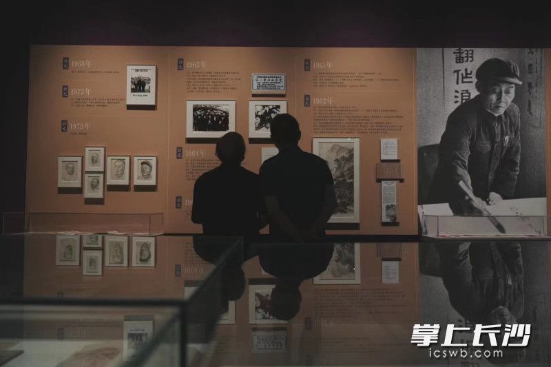 市民在湖南美术馆参观张一尊艺术展。