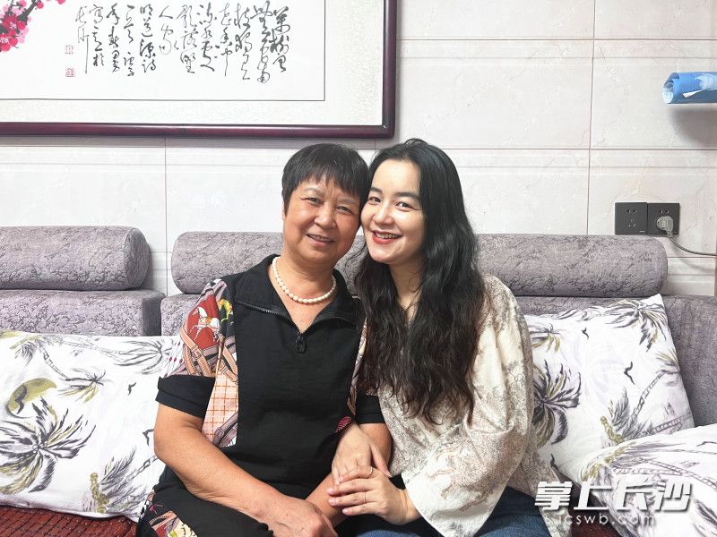 杨伊（右）和妈妈在一起。全媒体记者 刘俊 摄