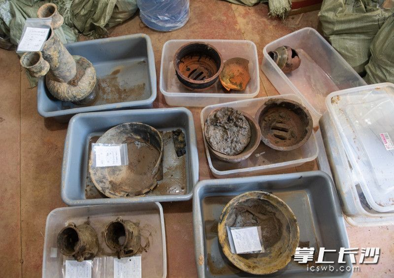 古井中还发现了一批宋元铜器，其中一件巨大铜投壶为长沙地区首次发现。