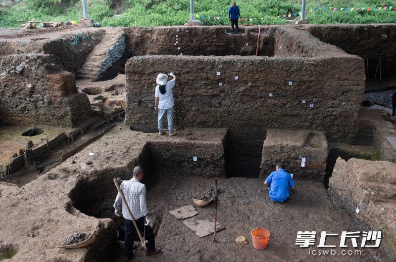 解放西路朝阳巷考古工地工作人员正在进行考古发掘。