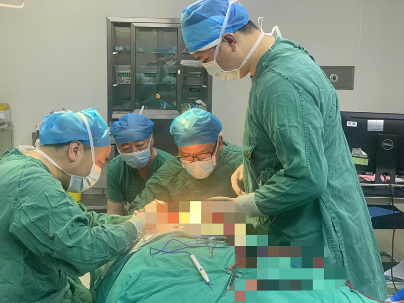匡卫平在吐鲁番市人民医院指导手术。  通讯员供图