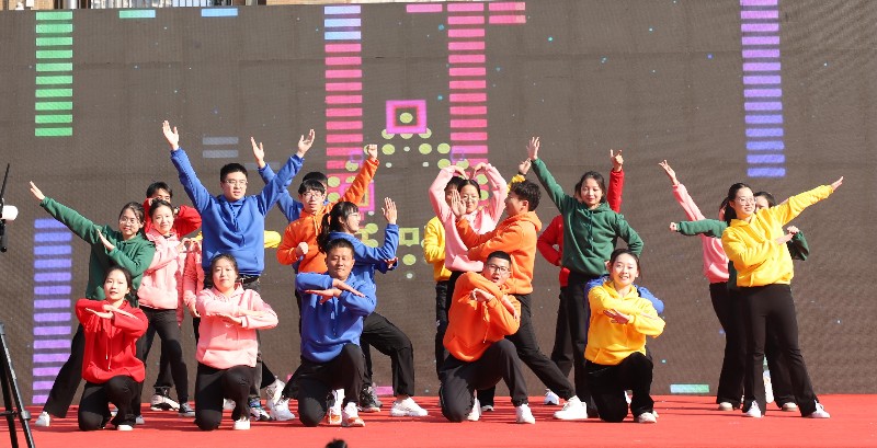 长沙市一中雨花新华都学校教师集体献上舞蹈《你要跳舞吗》