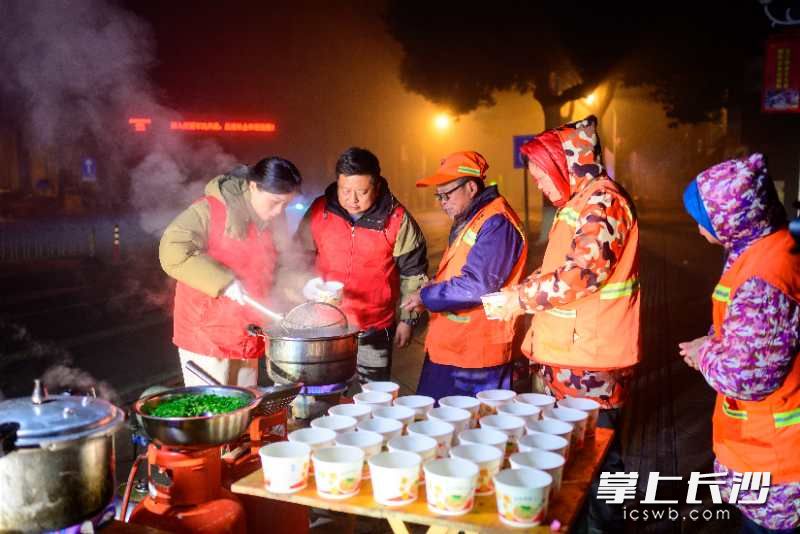 天还没大亮，志愿者们就开始煮饺子了。