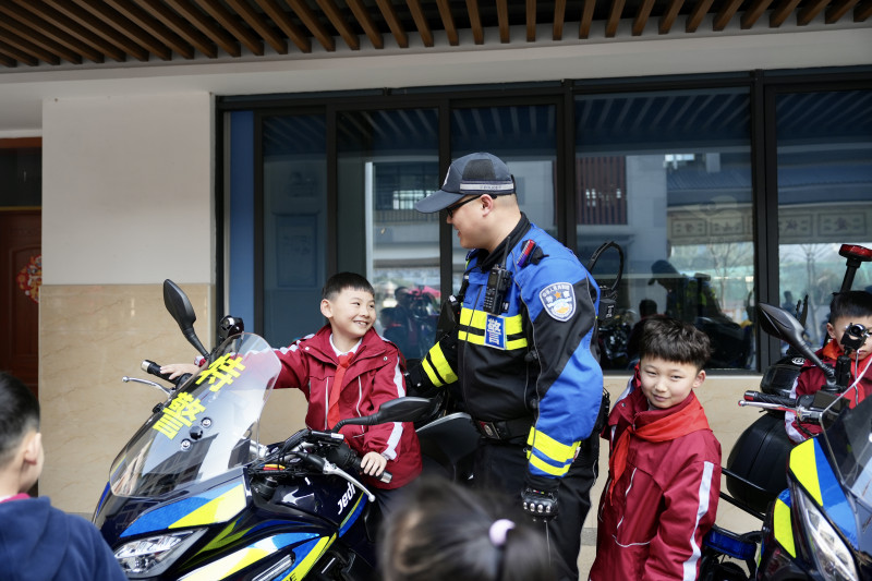 特警队员给学生们介绍铁骑摩托车等装备。