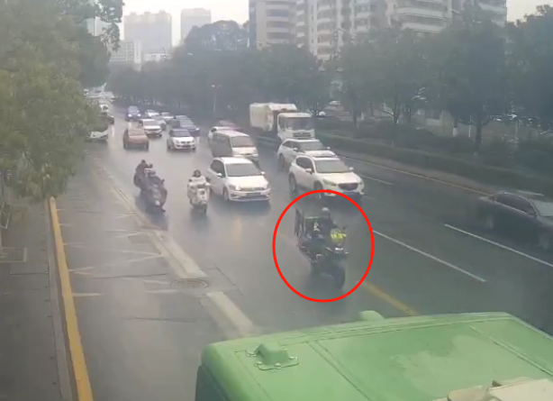 特警骑着铁骑摩托车，在前面开道。