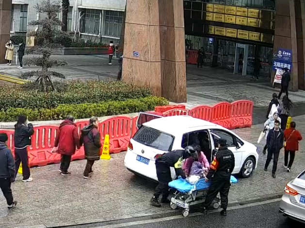 特警帮忙将老人抬上担架车。