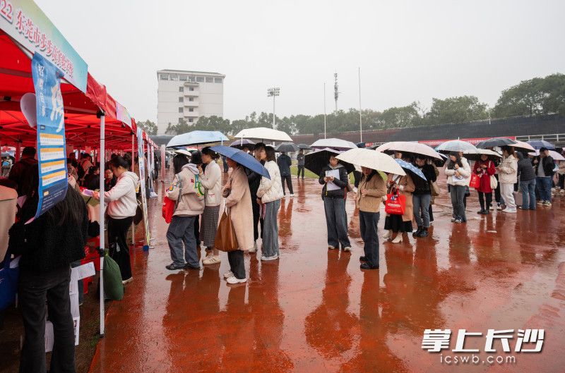 深圳市一区域教育局吸引了众多的求职者排队递交简历。