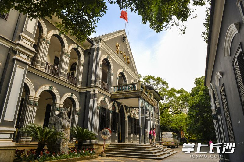 橘子洲头，妙高峰下，被誉为“千年学府，百年师范”的湖南第一师范学院静静矗立。