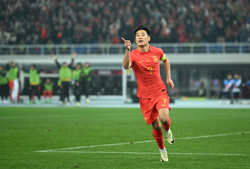3月26日，中国队球员武磊在进球后庆祝。新华社发