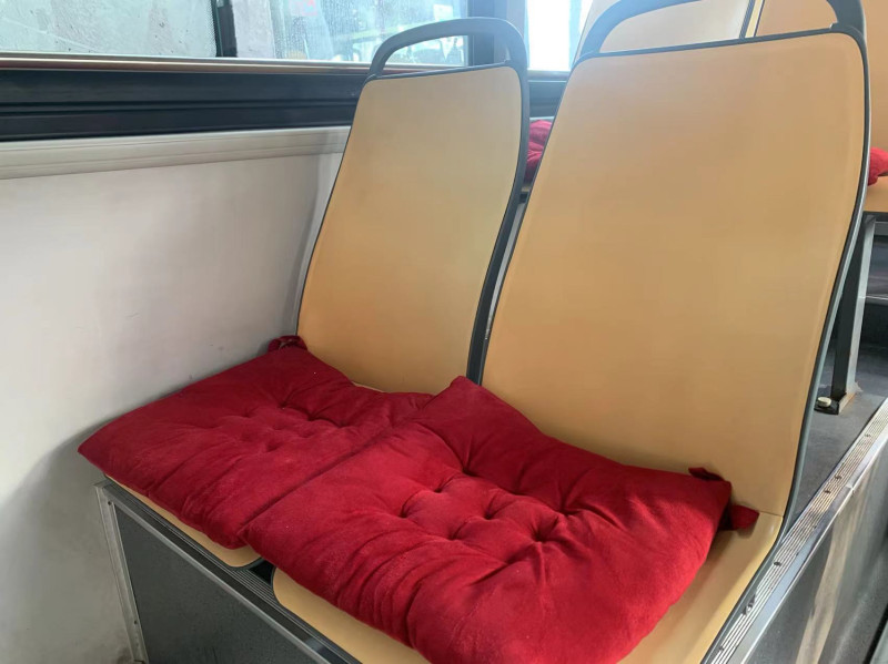 在冬天，艾桃香给公交车上加装坐垫。