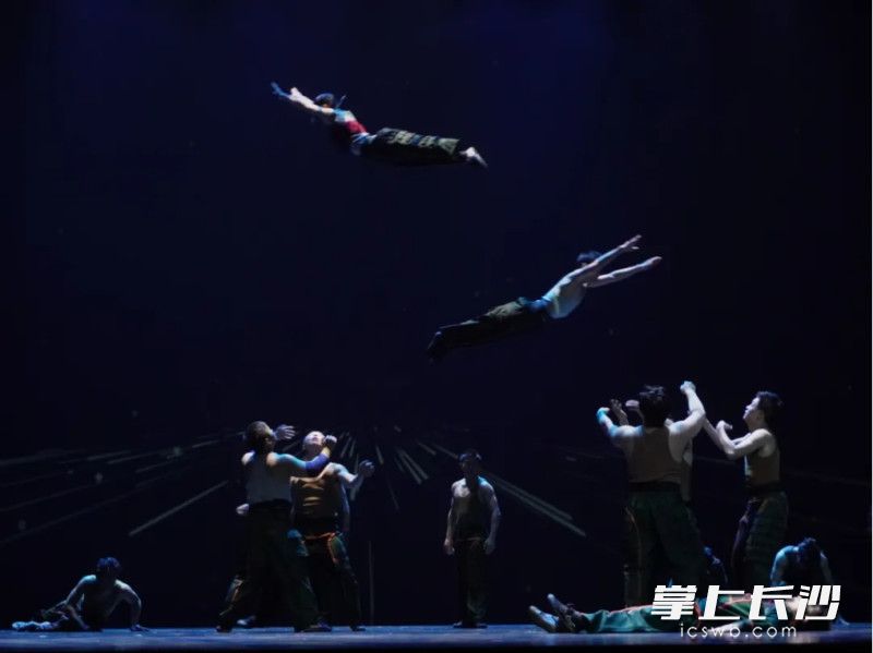《青春还有另外一个名字》剧照 均为湖南省杂技艺术剧院供图