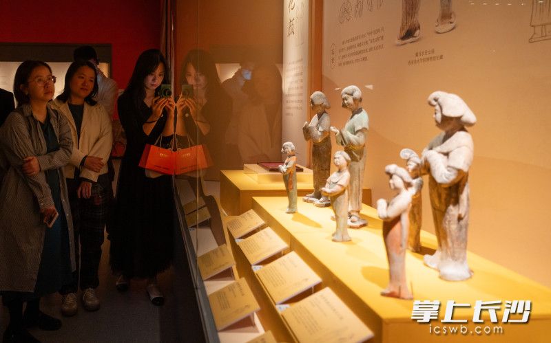 展览全面呈现了唐代长安上层女性不同于其他时代的自由、奔放、热情的生活方式。
