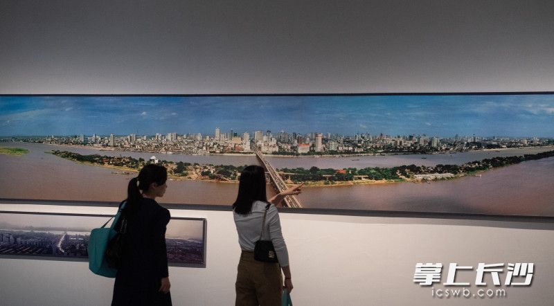 4月26日，“光影新河星城梦——纪实摄影家罗斯旦作品展”在长沙博物馆展出，市民正在观看展览。
