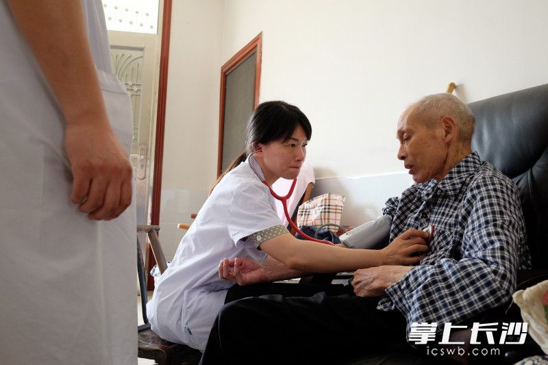 长沙市第四医院心血管内科主任医师沙莎为范大爷检查。 图片均为长沙晚报全媒体记者 罗杰科 摄