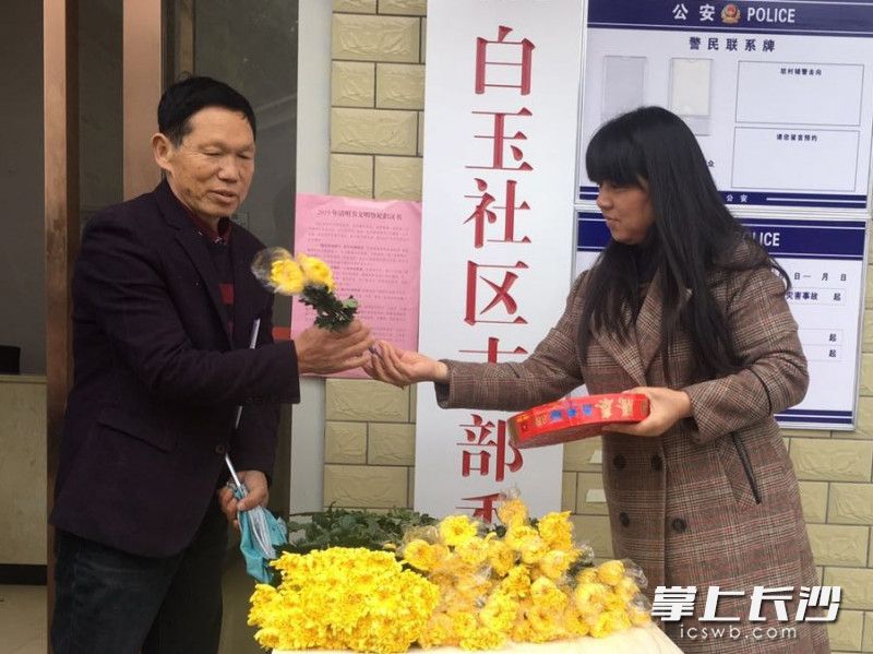 在今年清明节期间，宁乡双江口镇开展“烟花鞭炮换鲜花”活动，吹响了移风易俗工作的集结号。资料图片