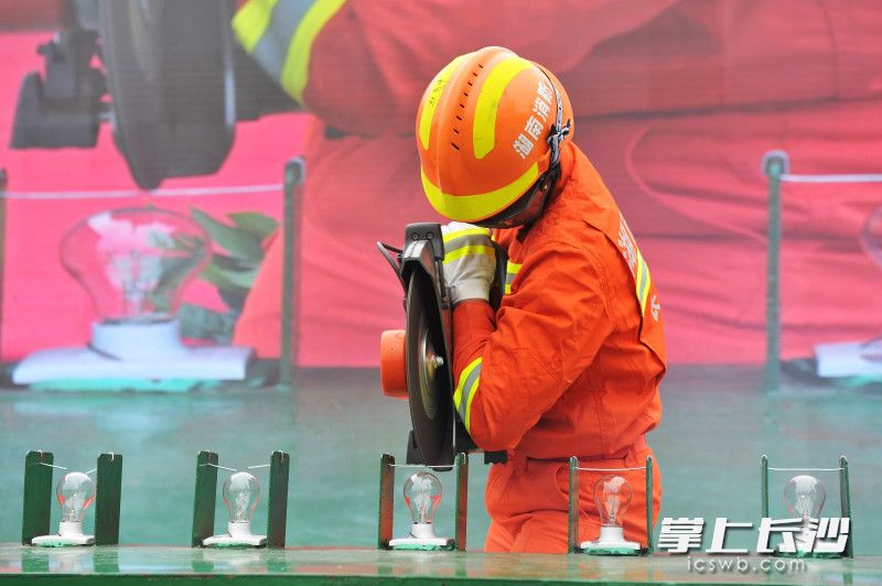 消防救援队员现场表演“灯泡上切钢丝”绝活。长沙晚报全媒体记者 小刘军 摄