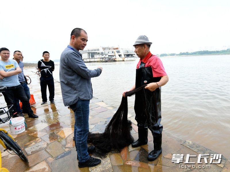 老周（右二）曾经酷爱钓鱼，湘江流域污染防治法规出台后，他不仅放弃爱好，还巡河劝阻他人非法捕鱼。