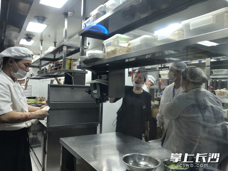 店长苏桂英毫无保留地为大家分享着食材保障、后厨管理的规范和经验。 均为受访者供图