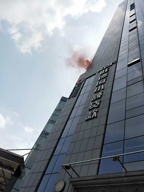 28层高楼突发“大火”。均为长沙晚报全媒体记者 周游 通讯员 雷武生 摄影报道