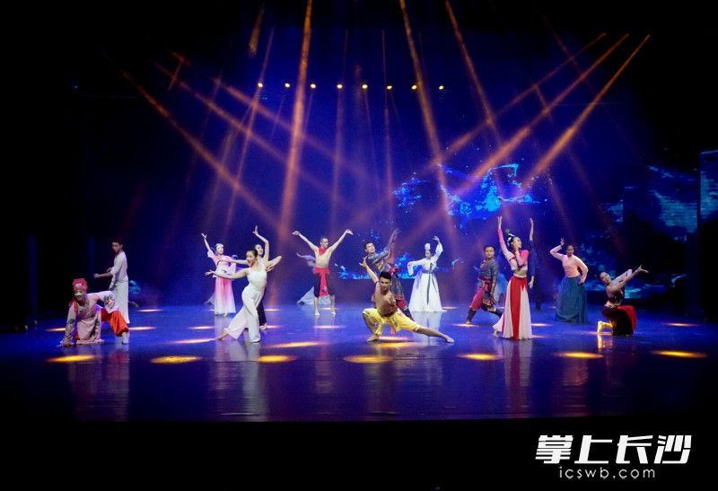 6月14日晚，“庆祝新中国成立70周年”长沙市第三届舞蹈教师舞蹈比赛颁奖晚会在长沙实验剧场举行。均由易扬伟、李旗供图