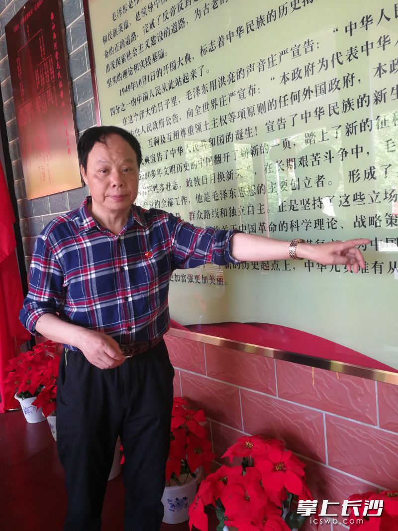 湖南红色档案馆馆长傅伯瑜在向参观者讲解大型系列瓷板画展览的相关内容。长沙晚报全媒体记者 黎铁桥 摄   